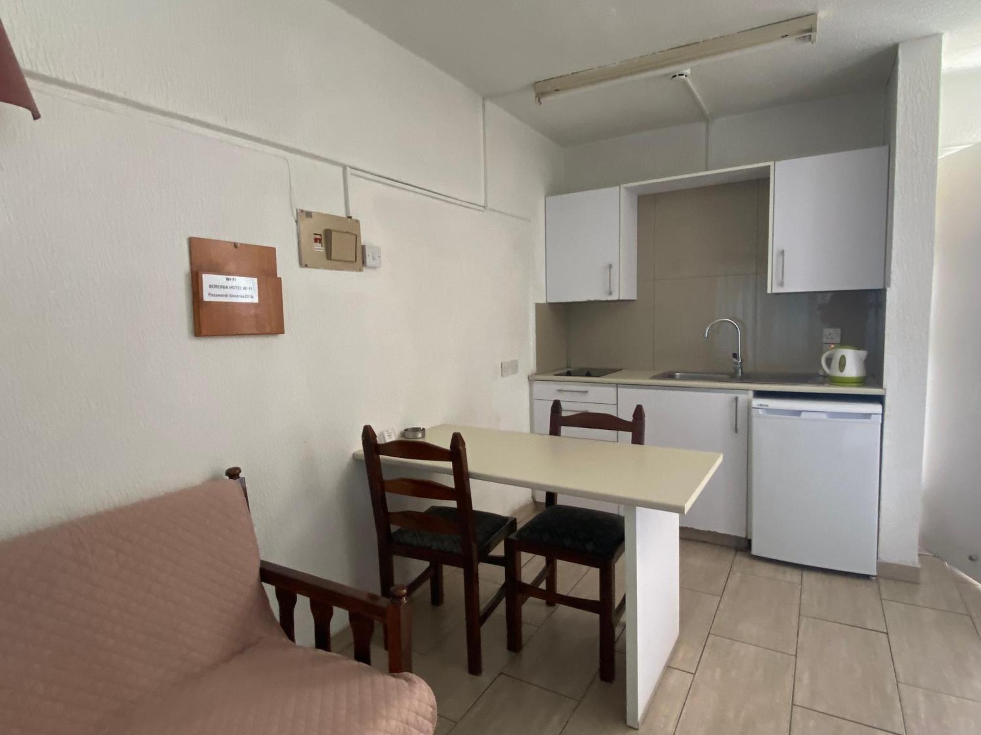לרנקה Boronia Hotel Apartments מראה חיצוני תמונה